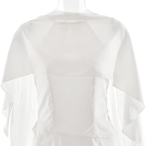 Vue détaillée d'une robe cape en satin blanc avec texture lisse et volants élégants