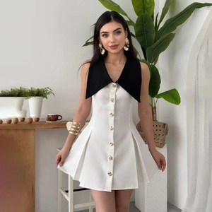 Elegantes ärmelloses Minikleid mit Kontrastkragen und Goldknöpfen in schmaler Passform