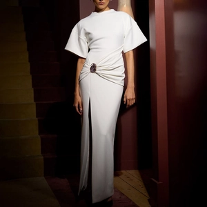 Elegante abito lungo bianco aderente con vita arricciata, dettaglio gioiello e spacco