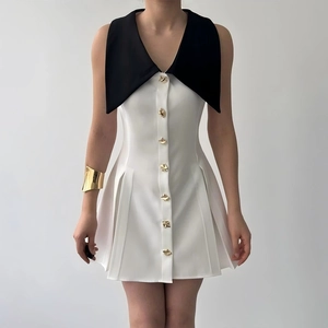 Damen Französisch Ärmelloses Mini Kleid Revers V-Ausschnitt Goldener Knopf Slim Fit Gefalteter A-Linie Sommer Sexy Partykleid