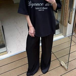 Damen Freizeit-Set mit schwarzem T-Shirt und weiter Hose mit schicker Aufschrift