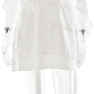 Détail de l'ourlet à volants multicouches blanc d'une robe courte chic en satin