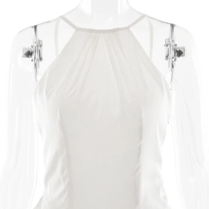 Détail d'une robe dos nu blanche élégante avec des plis raffinés et une texture satinée