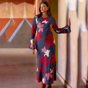 Détail de robe longue à col rond et manches évasées avec imprimé floral vintage bleu