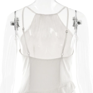 Détail d'une robe en satin blanc avec de fines bretelles et un ourlet à volants au dos