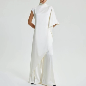 Détail de l'ensemble deux pièces en satin blanc avec haut à col montant et pantalon