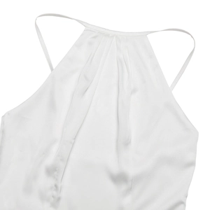 Gros plan d'une robe en satin blanc avec col licou plissé élégant et éclat nacré soyeux