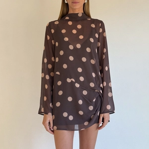 Mini robe marron à pois avec manches longues en mousseline et volants asymétriques