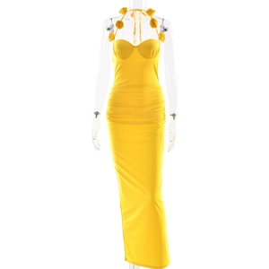 Detailansicht eines gelben Neckholder-Maxikleids mit 3D-Blumen und Raffungen