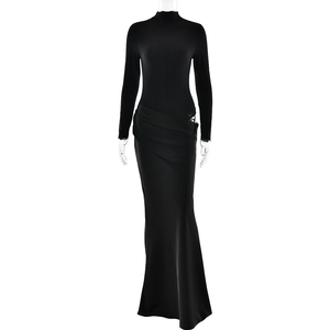 Robe longue noire élégante avec col montant et détails de drapés asymétriques