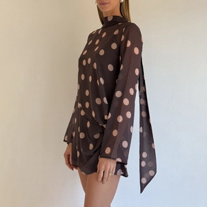 Robe courte chic en mousseline marron à pois avec col montant et manches longues