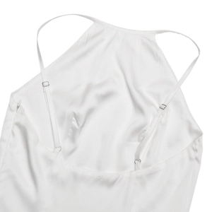 Détail des bretelles réglables et du tissu en satin blanc brillant de la robe