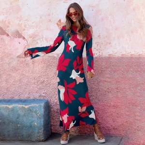 Photo de mannequin d'une robe maxi longue à imprimé floral rouge sur fond vert foncé
