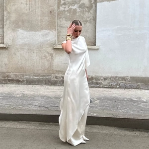 Vue détaillée de la robe élégante en satin blanc avec col montant et drapé latéral chic