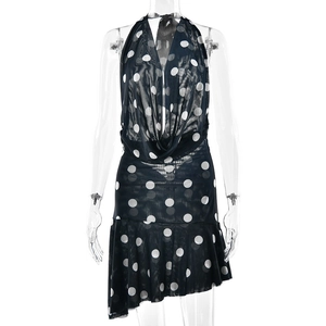 Mini-robe dos nu à pois avec décolleté en V profond et ourlet volanté asymétrique