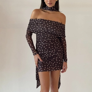 Robe courte élégante à pois avec épaules dénudées et écharpe assortie pour femmes