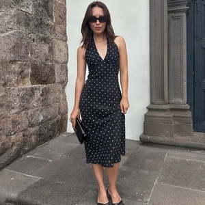 Robe midi dos nu à pois noirs rétro avec col en V profond et coupe cintrée femme