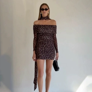 Mini-robe élégante en tulle marron à pois avec manches longues à épaules dénudées
