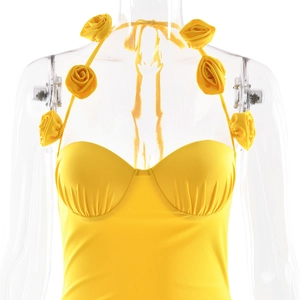 Detail eines gelben Neckholder-Kleides mit 3D-Stoffrosen und gepolsterten Cups für Damen