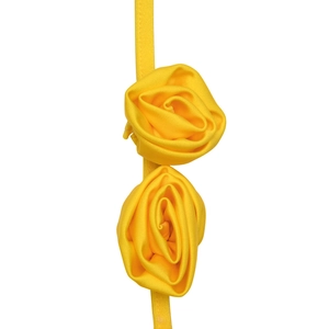 Detail der gelben Stoffbänder mit zwei handgefertigten 3D-Rosen für elegante Sommerkleider