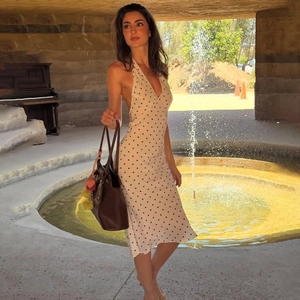 Robe dos nu vintage à pois avec col en V profond et coupe cintrée pour femme