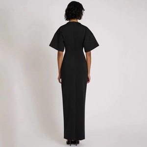Elegante abito lungo nero aderente con girocollo e maniche corte a campana alla moda