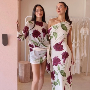 Détail de robes en mousseline avec imprimés fleurs violettes et silhouettes élégantes