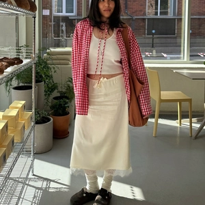 Jupe midi satinée avec dentelle et chemise à carreaux rouge avec débardeur blanc