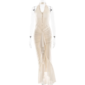 Robe dos nu moulante froncée avec col en V et ourlet asymétrique orné de volants