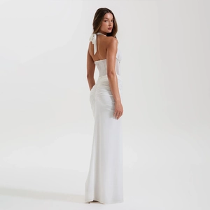 Elegante abito lungo bianco a incrocio con inserti in rete e dettaglio arricciato