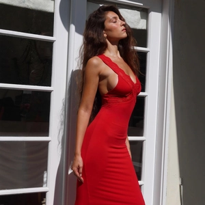 Elegante abito lungo rosso attillato con bordi in pizzo e spalline sottili senza maniche