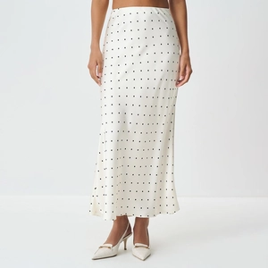 Elegante gonna lunga in raso bianco a pois con vestibilità slim e finitura lucida