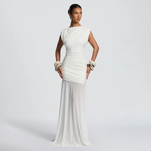 Robe longue blanche sans manches moulante avec détails drapés et empiècement tulle