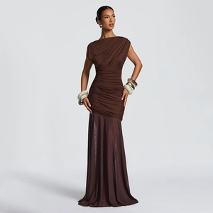 Vue détaillée de la robe marron café avec corsage froncé et jupe en tulle transparent