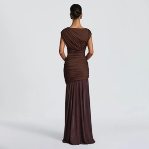 Vue arrière détaillée de la robe de soirée moulante froncée café avec jupe en tulle