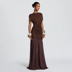 Détail de la texture froncée et de l'empiècement en résille sur une robe longue marron