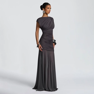 Détail de la robe drapée gris foncé avec empiècement en mesh et encolure asymétrique