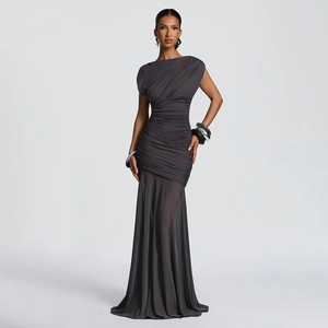 Détail d'une robe de soirée gris foncé avec décolleté asymétrique et tissu plissé