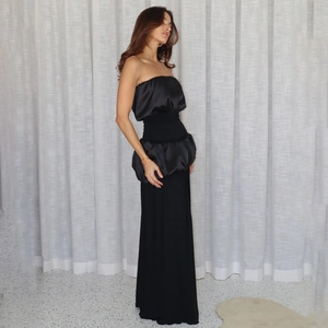 Elegant black strapless evening dress with gathered bust and high-slit long skirt
