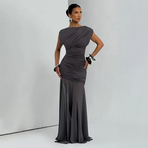 Robe longue froncée gris anthracite élégante avec encolure dénudée et coupe moulante chic