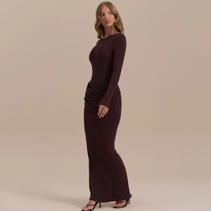 Robe longue moulante marron foncé à manches longues avec détails froncés chic