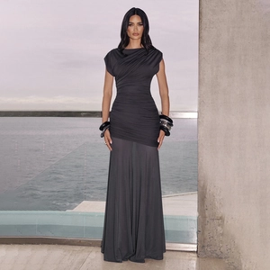 Détail d'une robe longue froncée gris foncé avec une silhouette sans manches et ajustée