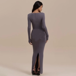 Robe longue moulante à manches longues gris foncé avec coupe ajustée et fente arrière