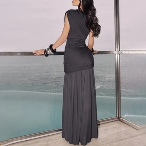 Détail de robe longue sans manches gris foncé avec fronces et jupe plissée