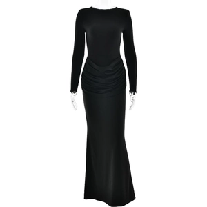 Robe longue noire élégante à manches longues et détails plissés à la taille