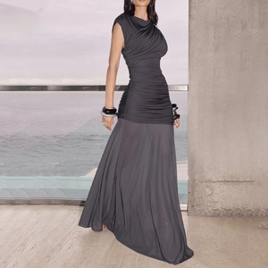 Robe longue froncée gris anthracite élégante avec design sans manches et jupe trapèze