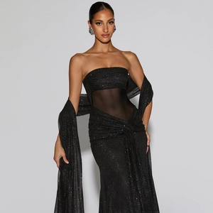 Détail de robe de soirée à paillettes noires avec maille transparente à la taille