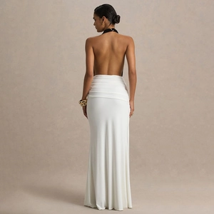 Robe de soirée dos nu élégante avec haut noir et jupe longue plissée blanche taille haute