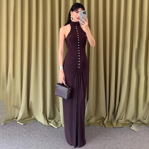 Robe longue dos nu sans manches avec boutons et détails froncés en couleur chocolat