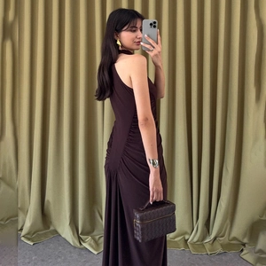 Robe longue moulante marron foncé sans manches avec fronces latérales et col montant chic